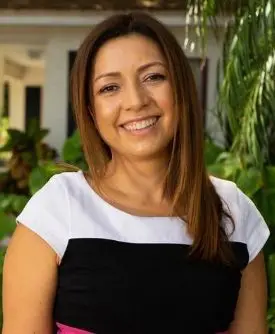 Diana Salazar, terapeuta en Sunshine State Counseling Center, sonriendo en un entorno natural, destacando servicios de consejería en español en Bonita Springs, FL.